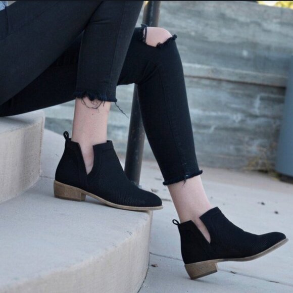 JOURNEE COLLECTION RIMI BLOCK HEELED BOOTIES IN FAUX SUEDE - Picture 4 of 9